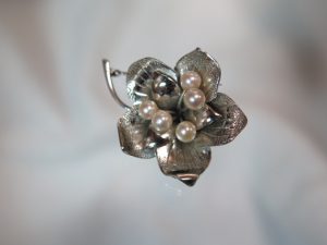 銀製　ベビーパール　お花のブローチ　SILVER　中古　昭和　/10056